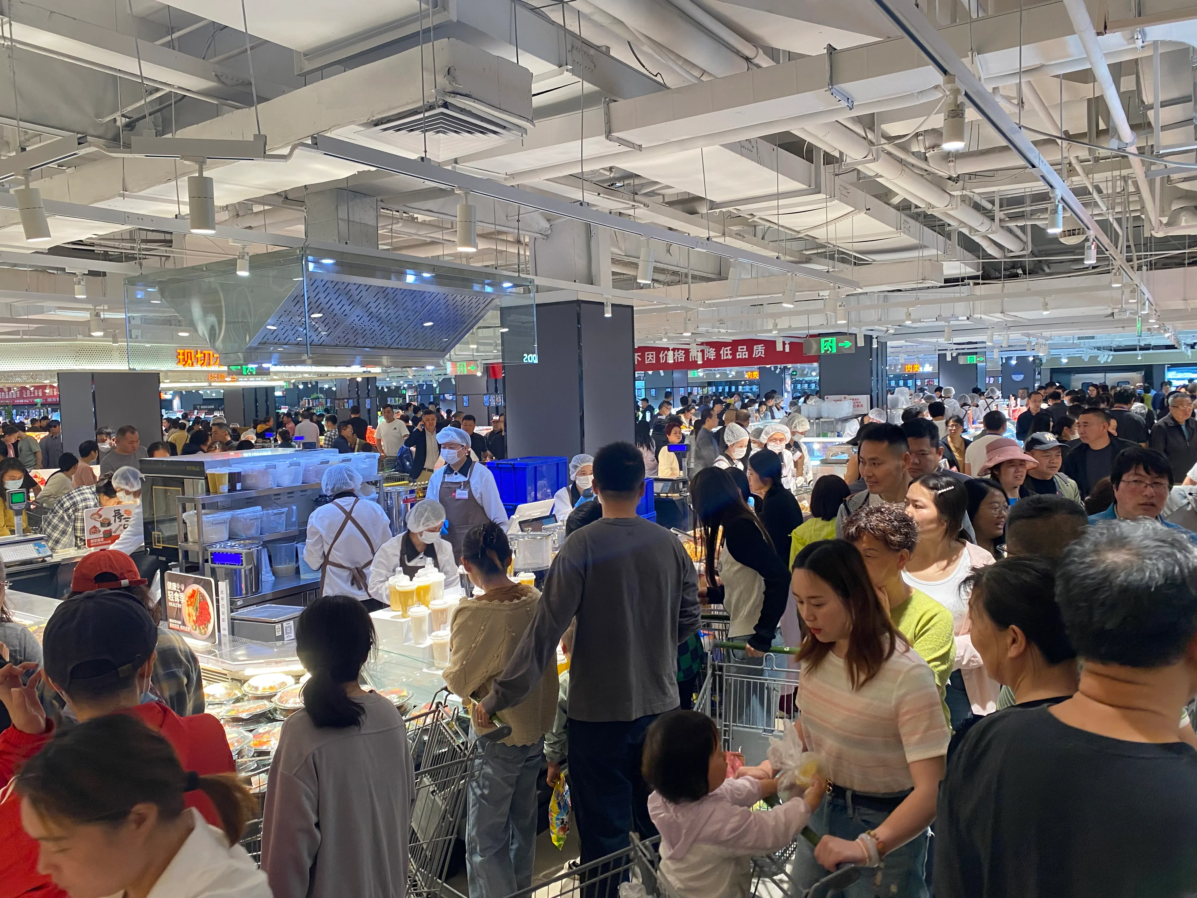 杭州西田城永辉超市饮品和汉堡柜台